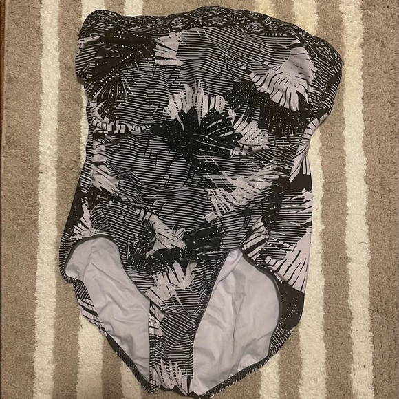 🌸 Miraclesuit Black & White Floral Bandeau One Piece 🌸 - Picture 1 of 3